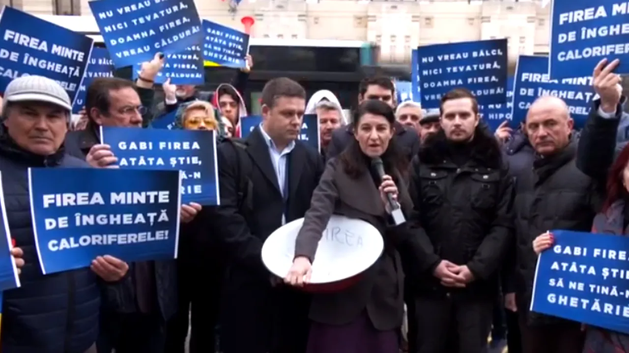Proteste cu ligheane în fața Primăriei Capitalei: Firea minte de îngheață caloriferele