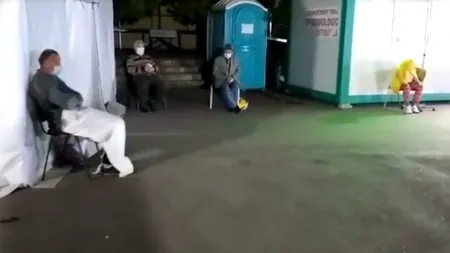 Imagini greu de vizonat. Sistemul medical din România pare căzut la pământ. Pacienți suspecți de coronavirus, ținuți chiar și 14 ore în curtea Spitalului Județean Neamț. VIDEO