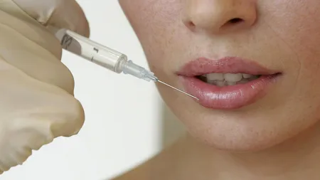 Român condamnat la închisoare după ce a împroșcat mai multe femei cu un lichid alb și vâscos. Bărbatul nu mai are voie să dețină seringi