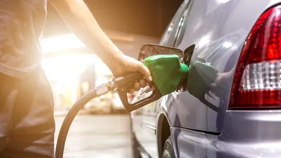 Carburanții s-au ieftinit de la miezul nopții cu 50 de bani. Cât costă acum litrul de benzină sau motorină