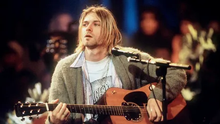 Una dintre chitarele sparte de KURT COBAIN, vândută cu 600.000 de dolari