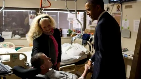 Băsescu l-a decorat pe militarul român vizitat de Obama