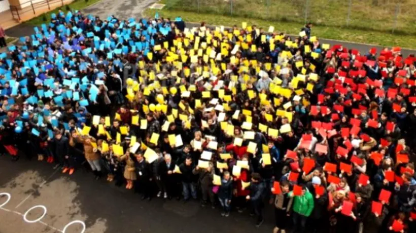 VIDEO. Cum au sărbătorit Ziua Națională elevii și profesorii de la un liceu din Oradea