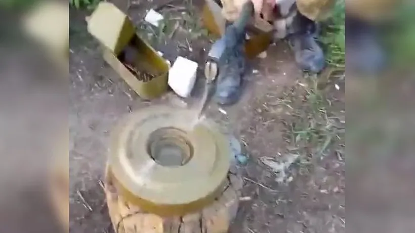 VIDEO | Greu de privit! Militar ucrainean, filmat când taie o mină anti-tanc cu toporul
