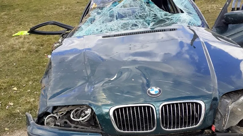 Accident grav în Argeș. Un BMW cu patru tineri la bord s-a răsturnat. IMAGINI de la fața locului