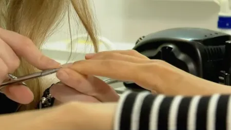 Când vine vorba de FRUMUSEȚE, multe românce preferă să își facă procedurile acasă. Cât cheltuie femeile, în medie, pe produse cosmetice și tratamente