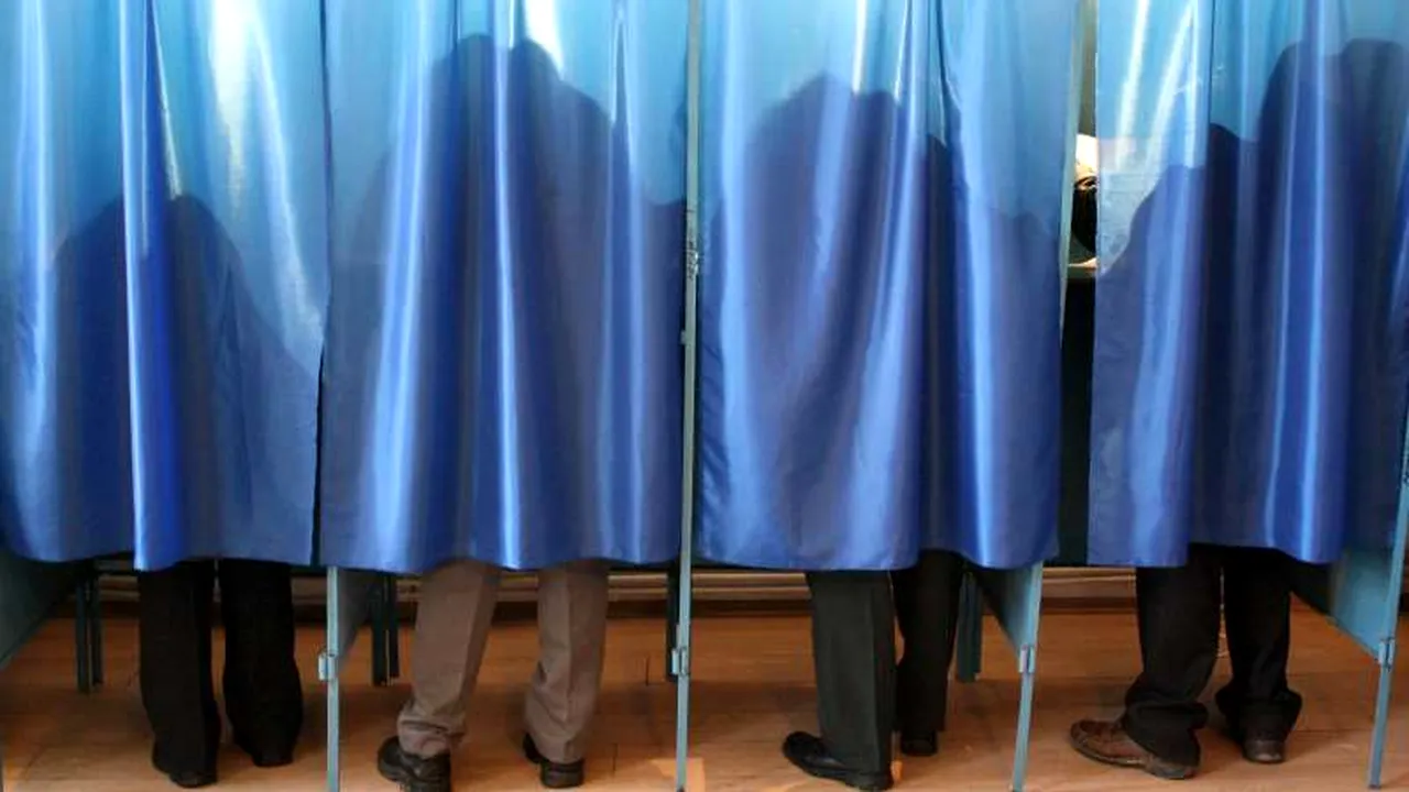 ALEGERI LOCALE 2012. Ceaușescu și Iliescu așteaptă ștampila 