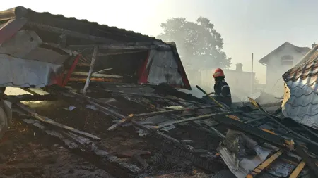 Pompierii au intervenit pentru stingerea unui incendiu care a cuprins mai multe case din Tulcea