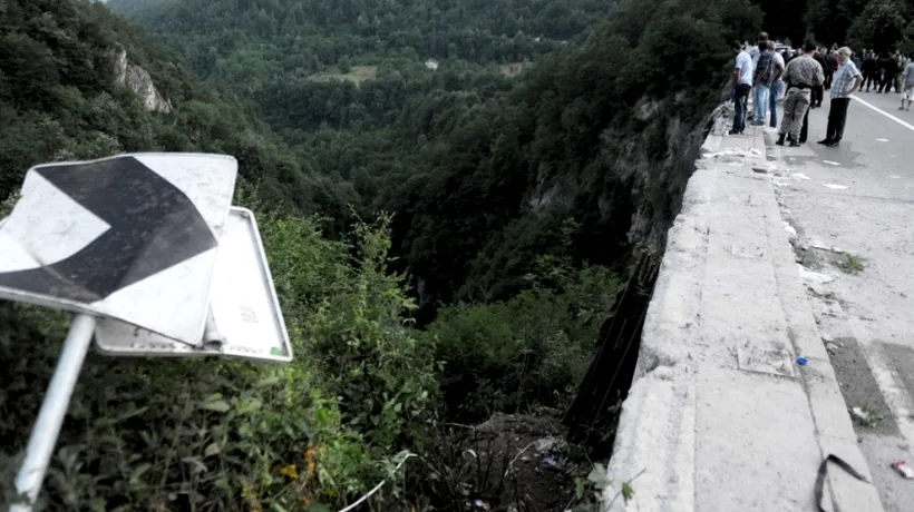 Autocarul răsturnat în Muntenegru nu a fost ridicat din prăpastie