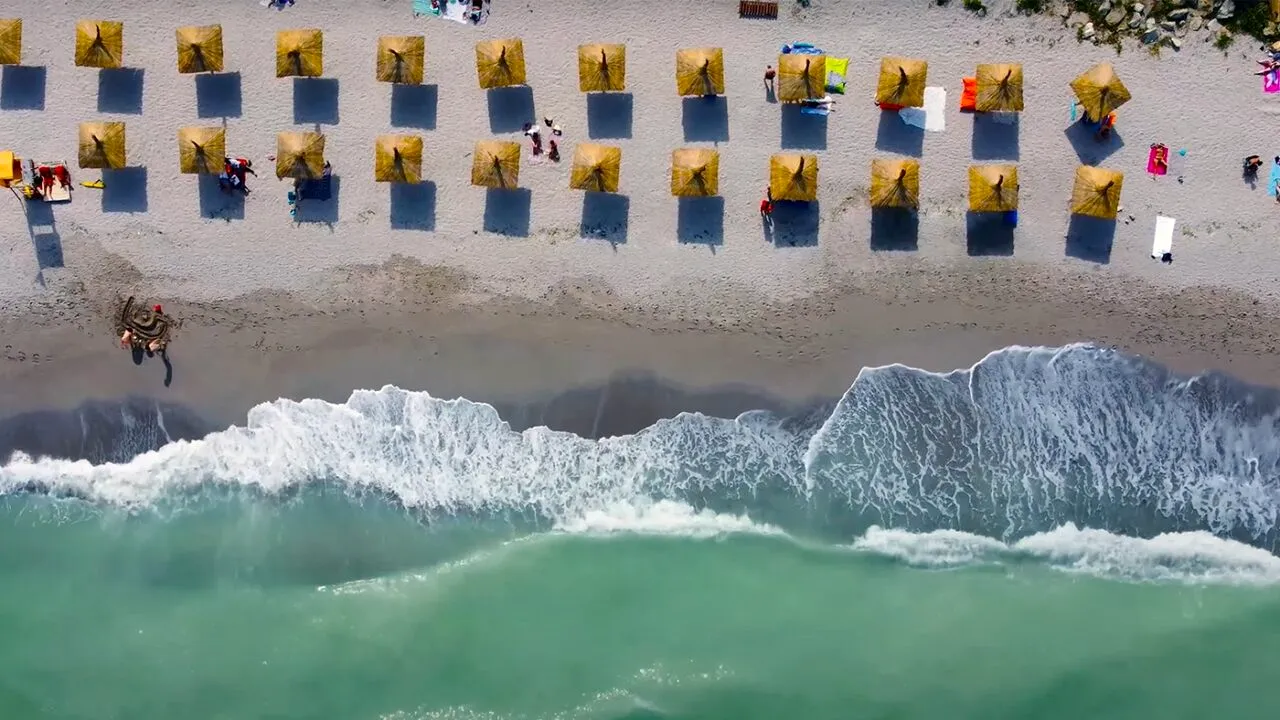 Stațiunea de pe litoralul românesc care seamănă izbitor cu Grecia. Mulți turiști trec pe lângă ea fără să-și dea seama