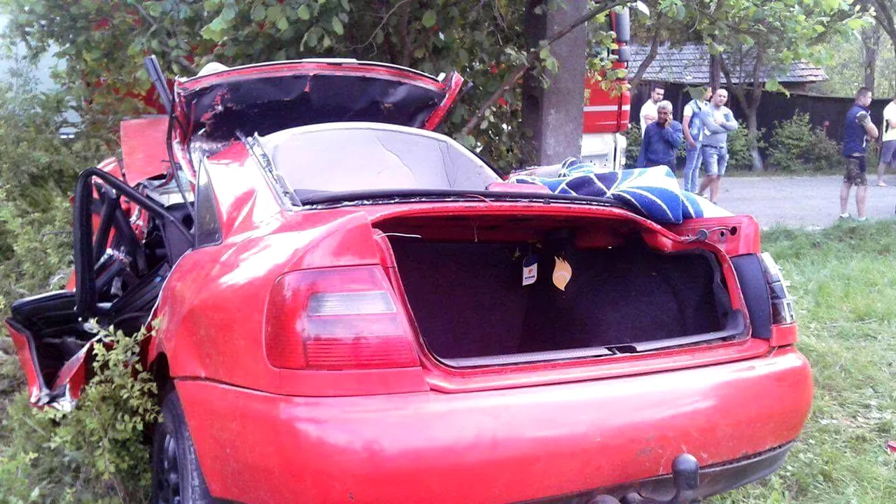 Un tânăr a murit după ce mașina, cu care venea de la o petrecere, s-a izbit de un stâlp