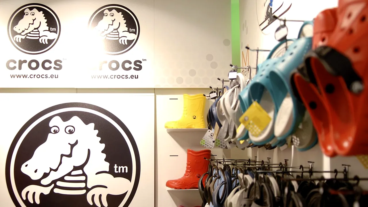 Motivul surprinzător pentru care vânzările de Crocs au explodat. CEO-ul a dezvăluit „secretul”