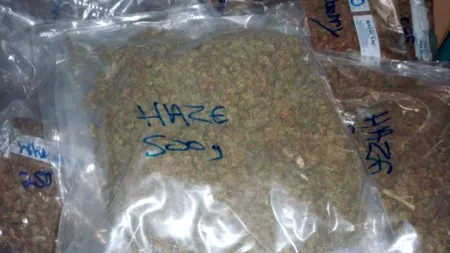 Doi tineri reținuți după ce au fost prinși în flagrant când ridicau un colet cu hașiș