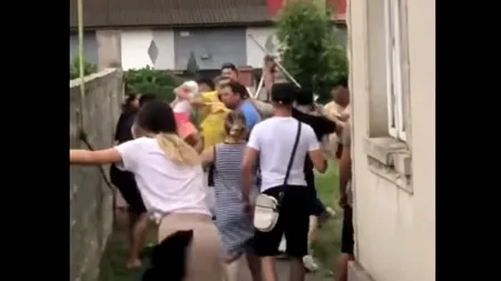 VIDEO | Bătaie cu topoare în Gura Humorului. Totul a început cu o poveste de dragoste, dar s-a sfârșit cu un scandal monstru