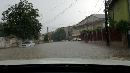 Cozi de sute de metri pe străzile din Iași și tramvaie blocate, din cauza apei de pe drumuri