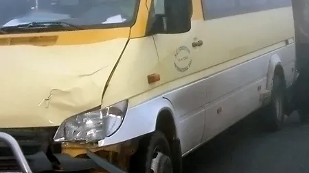 Opt copii, transportați la spital după ce microbuzul în care se aflau s-a răsturnat pe DN 1