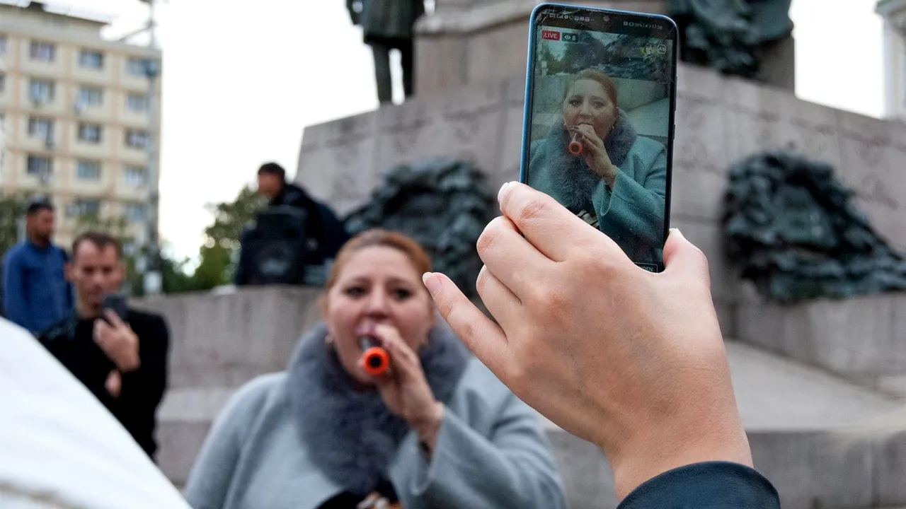 Cum au ajutat rețelele de socializare la răspândirea COVID-19 în România. De ce cred oamenii că „vaccinul aduce moartea” | VIDEO