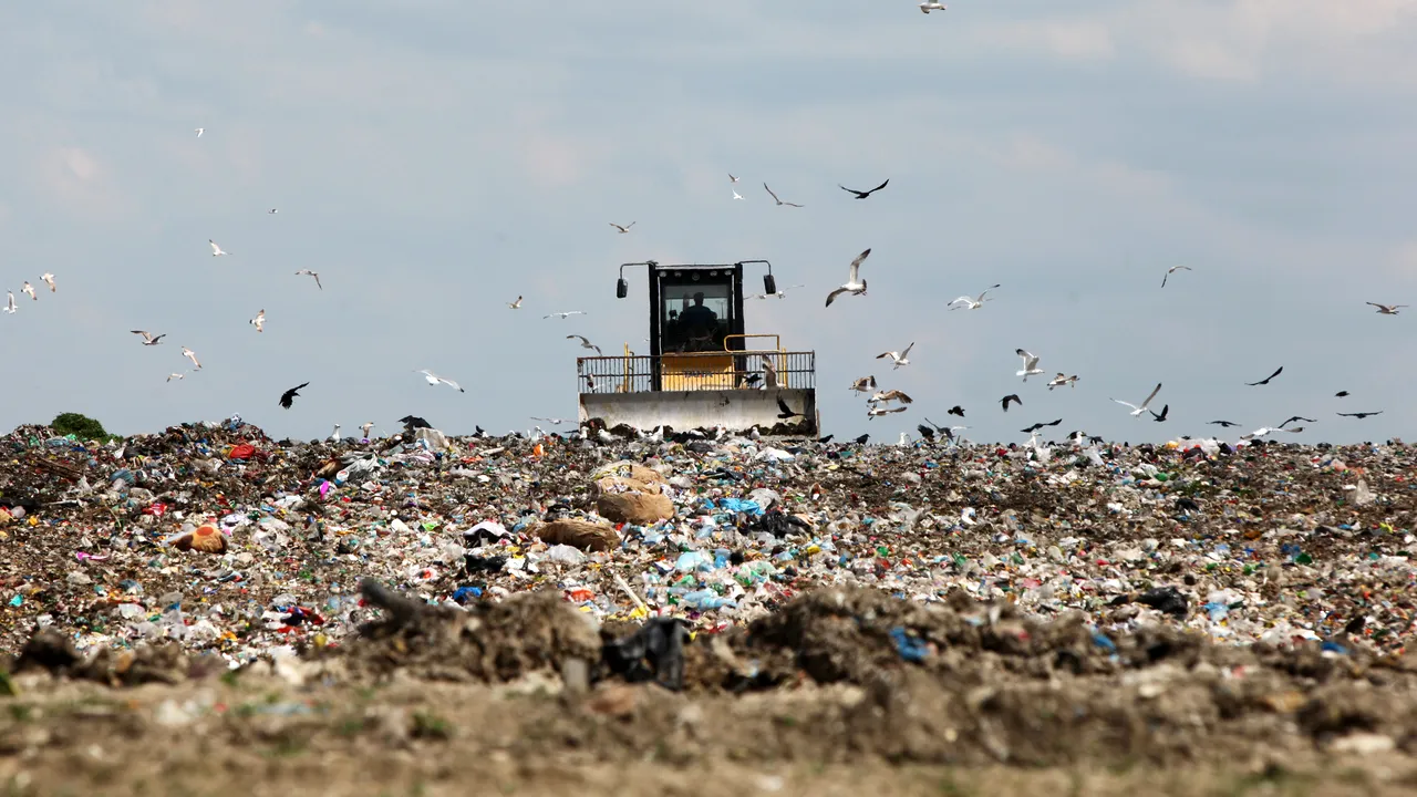 Județul Galați, SUFOCAT de GUNOAIE. Oamenii SE REVOLTĂ și vor să aducă DEȘEURILE în fața primăriilor. Cum s-a ajuns la această situație HALUCINANTĂ