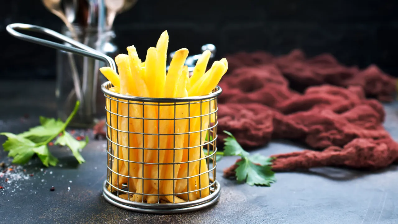 Cât timp se PRĂJESC, de fapt, cartofii, ca să nu devină nocivi. Detaliul care face diferența