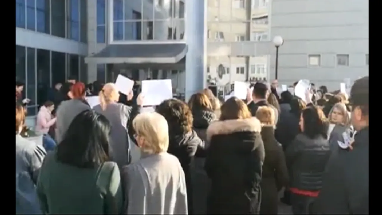 Protest al grefierilor față de modificarea pensiilor. Personalul întrerupe activitatea luni și marți