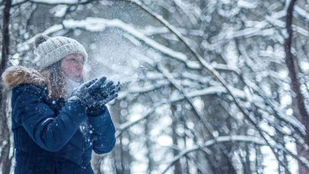 Turbion polar deasupra Capitalei. Temperaturile coboară sub pragul de îngheț și sunt așteptate ninsori