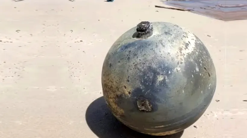 Obiect „EXTRATERESTRU”, găsit pe o plajă. Ce este, de fapt, sfera din imagine