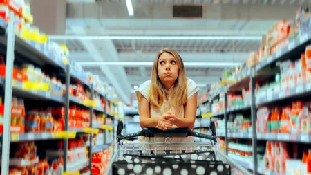 Românii plătesc PREȚURI duble la alimentele de bază față de alte țări dezvoltate din Europa