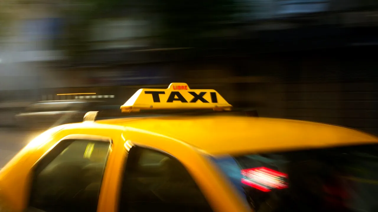 Câți lei i-a cerut un taximetrist unui turist sosit din Franța, în Aeroportul din Cluj, pentru o cursă de 10 kilometri: „Am refuzat și m-a...”