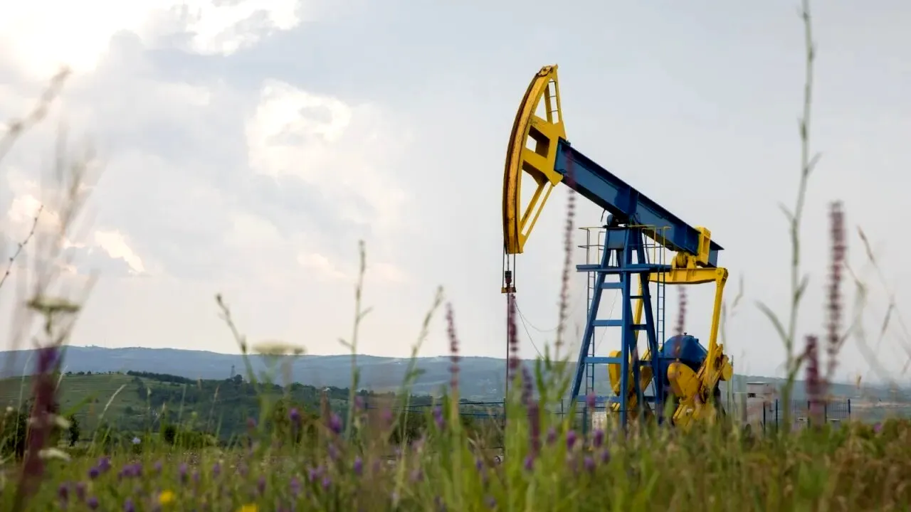 PRODUCȚIA de țiței a României a scăzut cu 4,2% în primele 11 luni din 2024. Ce se va întâmpla până în 2027 și care sunt consecințele