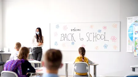 Scenariul propus de Ministerul Sănătății pentru începerea anului școlar: Distanța fizică redusă la jumătate între copii. Masca de protecție nu este obligatorie în învățământul preșcolar și primar