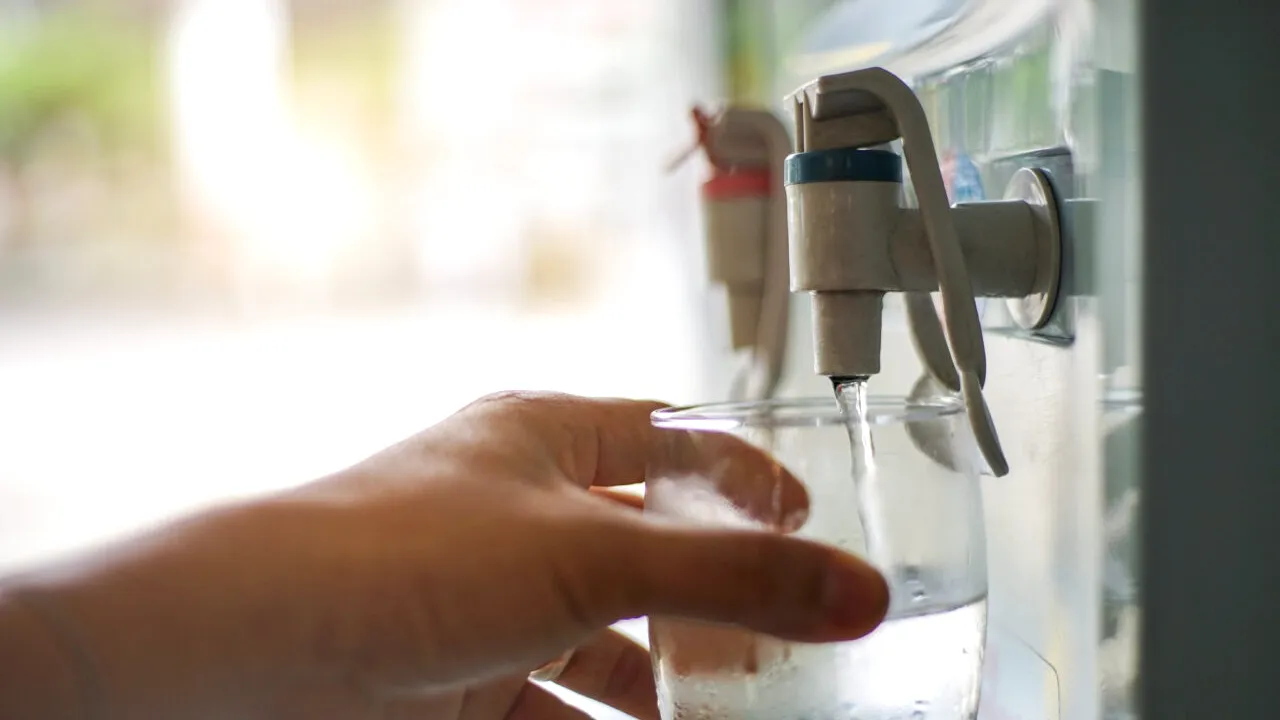 Cum dozatoarele comerciale de apă pot deveni surse de contaminare microbiană, potrivit experților. Ce arată un studiu