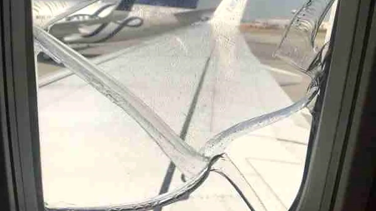 O aeronavă Tarom cu destinația Amsterdam s-a întors din drum după ce un geam exterior s-a fisurat