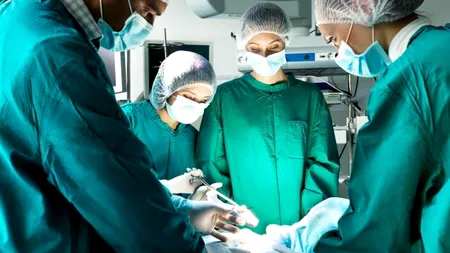 Premieră în lumea medicală. Operația realizată cu un robot care i-a redat vederea unui pacient 