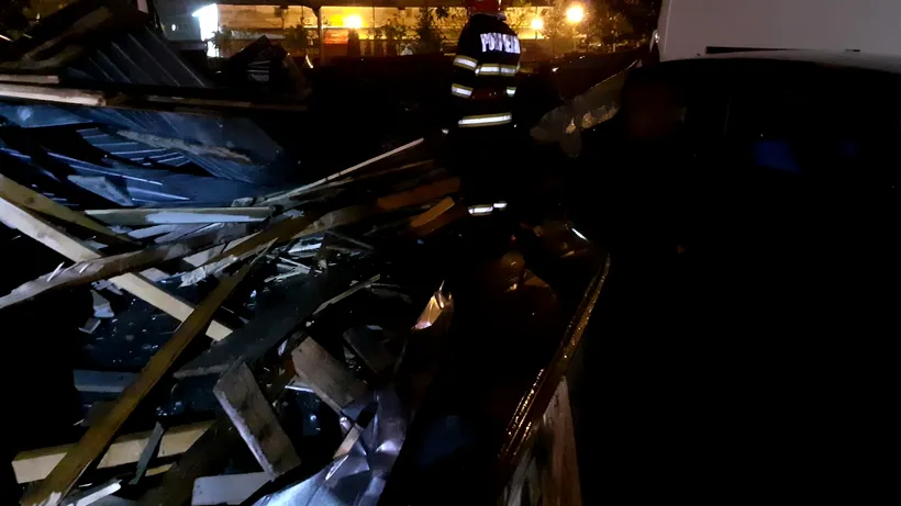 FOTO | Craiova: 21 de mașini, făcute praf, după ce vântul puternic a desprins acoperișurile mai multor blocuri