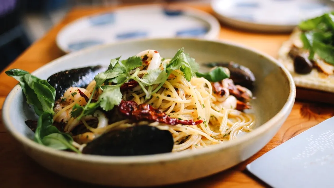 Compania care le cere clienților să nu îi consume produsele mai des de o dată pe săptămână