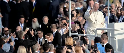 PAPA FRANCISC ÎN ROMÂNIA. Aeronava în care se află Papa Francisc a decolat în aplauzele pelerinilor de pe aeroportul din Sibiu / Călătoria apostolică de trei zile a Sanctității în România s-a încheiat - VIDEO 