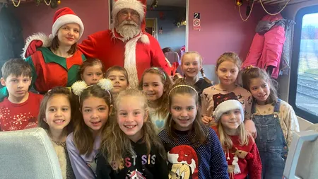 VIDEO | Sute de copii din Mureș s-au plimbat cu „Trenul lui Moș Crăciun” și au învățat cum să se ferească de „rele” și să fie în siguranță