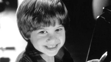 Îl mai țineți minte pe puștiul simpatic din 