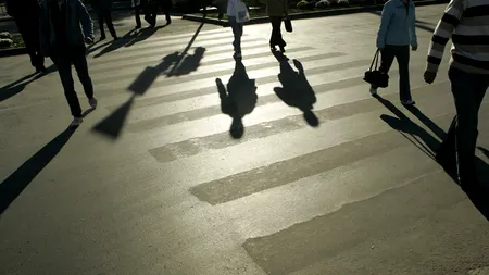 Regula de aur care salvează vieți pe ZEBRĂ: Gândește ca un pieton când ești la volan, și ca un șofer când ești pieton
