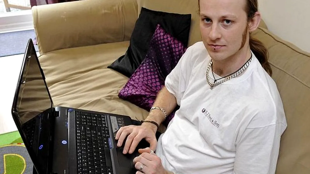 Privește cu atenție ce face acest bărbat: nu repeta această greșeală!