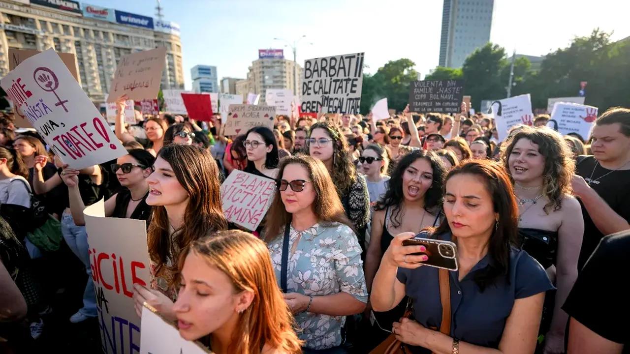 Un bărbat a AGRESAT o tânără în timpul protestului împotriva violenţei asupra femeilor: