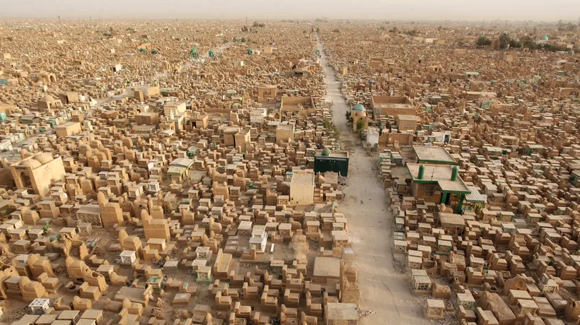 Cel mai mare cimitir din lume devine neîncăpător. Familiile sapă morminte pe poteci sau fură locuri de veci - GALERIE FOTO