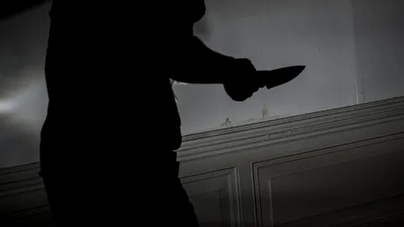 Un gălățean de 78 de ani, ÎMPUȘCAT de polițiști după ce a încercat să-i atace cu un cuțit. Nora lui a fost prima victimă