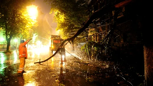 Conductă de gaz spartă, copaci căzuți și zeci de mașini avariate din cauza vântului, la Brașov