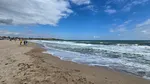 1 Mai în Vama Veche. Vântul puternic nu îi împiedică pe turiști să se plimbe pe litoral. Cum arată marea