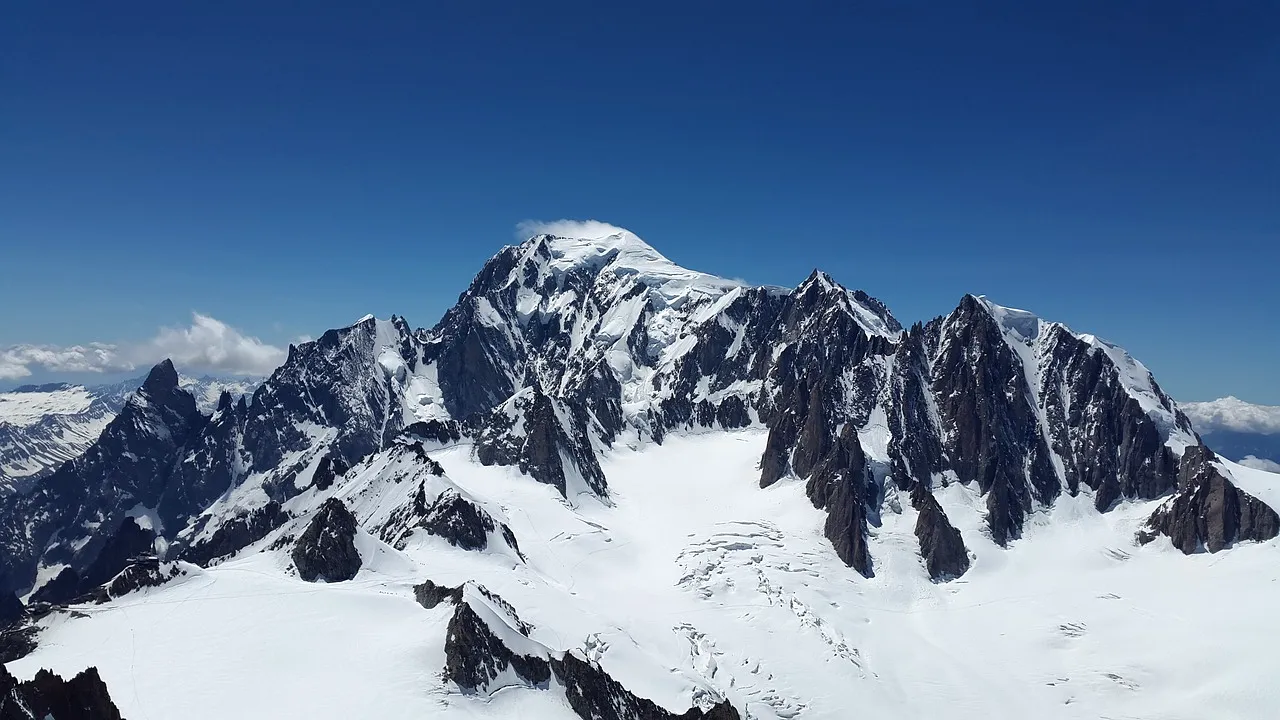 Tragedie pe Mont Blanc: Un alpinist român în vârstă de 35 de ani și-a pierdut viața după ce a căzut de la 200 de metri