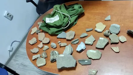 O femeie din Iași a fost prinsă de polițiști că vindea vestigii DACICE într-un talcioc. Obiectele le-ar fi primit de la un profesor universitar