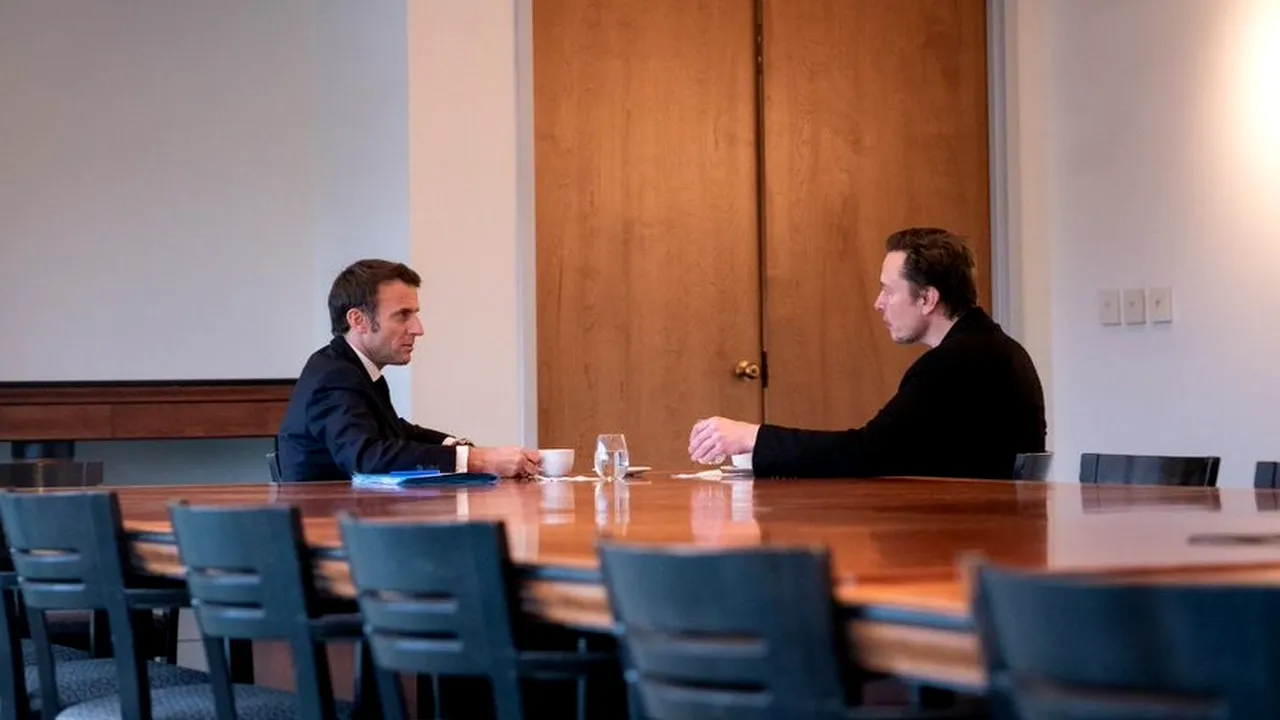 Întâlnire-surpriză între Emmanuel Macron și Elon Musk. Ce au discutat, cu Twitter-ul pe masă, cel mai bogat om din lume și președintele francez. „A fost o onoare să te văd din nou”