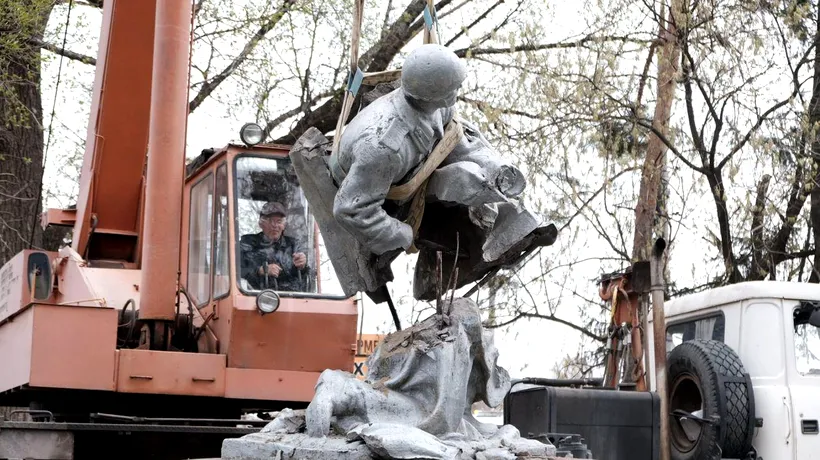 VIDEO | Două monumente sovietice din Cernăuți, demolate: „Gunoiul sovietic nu își are locul în frumosul nostru oraș”