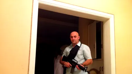 Fiul lui Horațiu POTRA, oprit pe o stradă din București. Polițiștii au găsit în mașină PISTOL cu bile, echipament de camuflaj și kit de supraviețuire